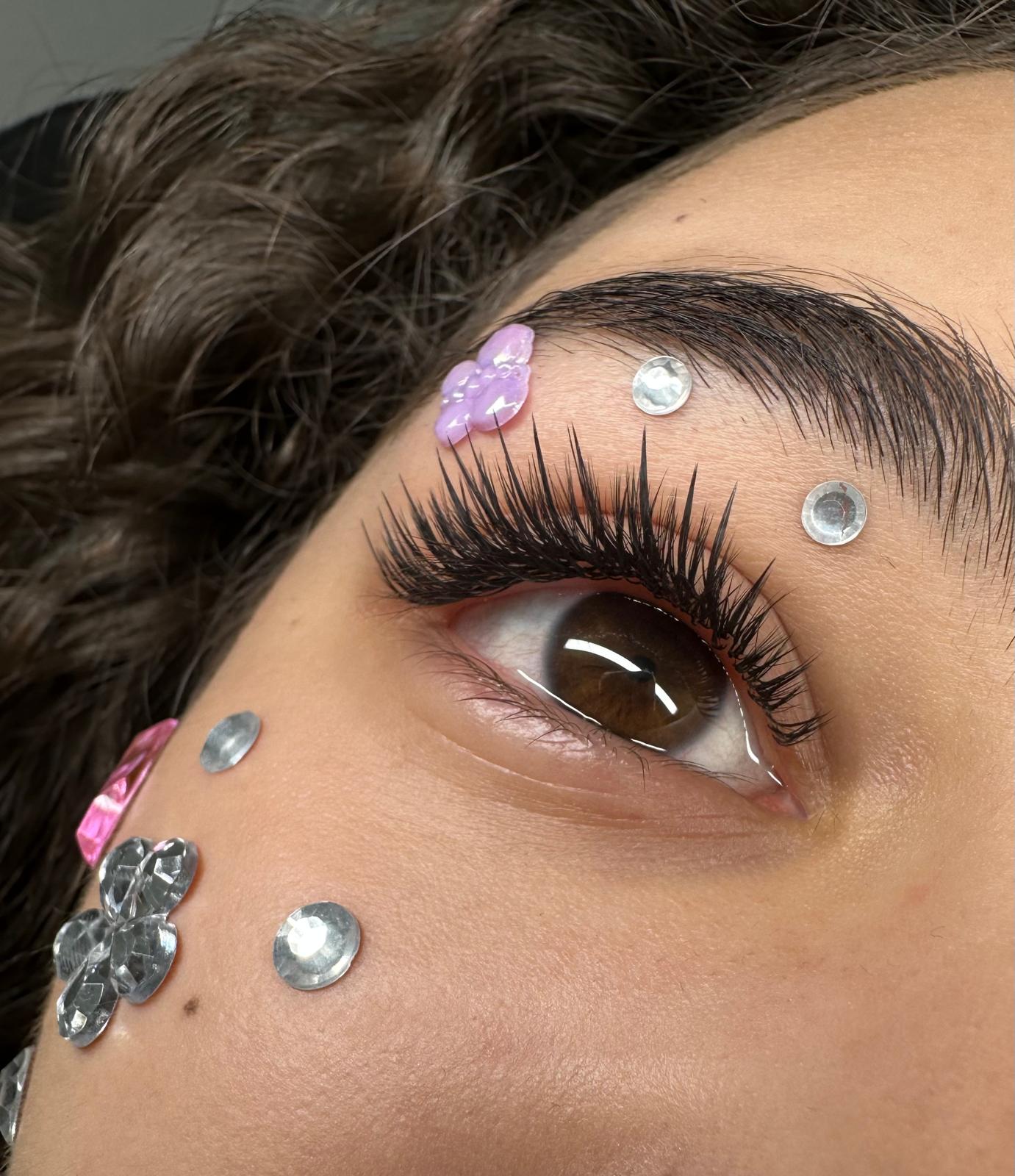 Look editorial cu cristale și extensii artistice — curs efecte speciale Timișoara