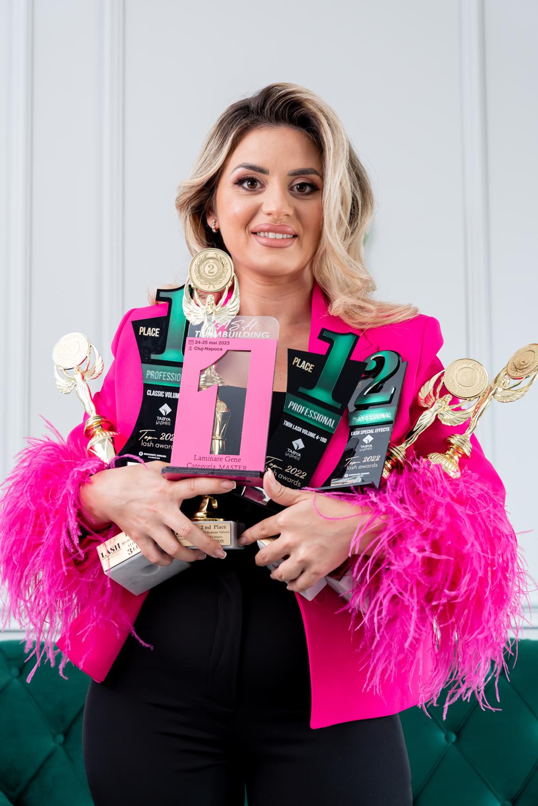 Cecilia Călugăr cu trofeele câștigate la LashTeambuilding și Top Lash Awards 2022 - 2023